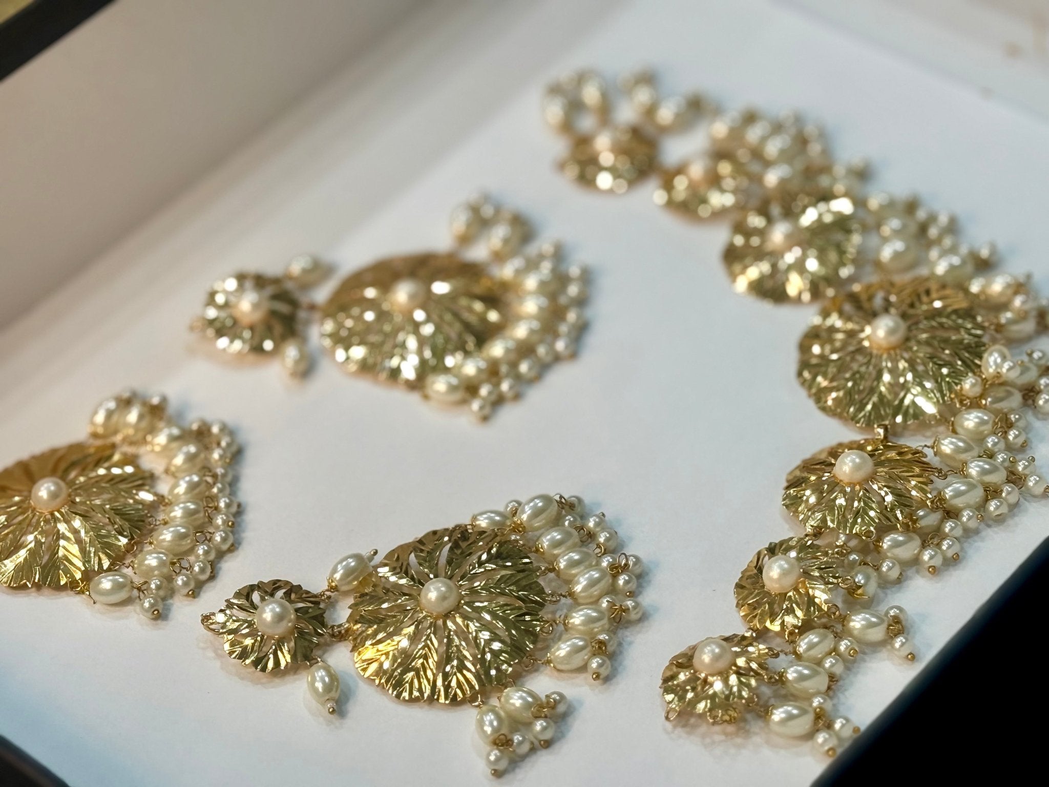 Patra traditional punjabi pipple patti tikka set/indian gold tikka set/jadau tikka set/ jadau set/pearl white traditional punjabi jewelry - DWEEP SARA